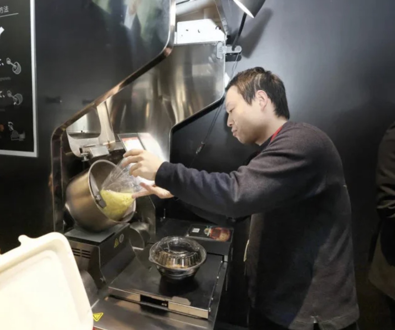 自動調理ロボ、人手不足のピンチに「登板」　Fビレッジ温泉施設　チャーハンなら90秒